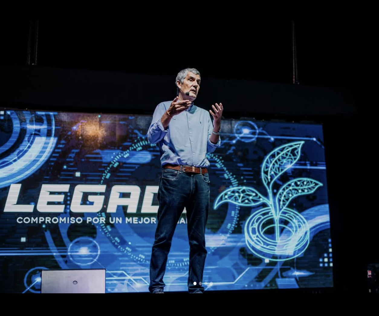 Alejandro Guzmán dando una charla de educación financiera